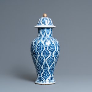 A Chinese blue and white vase and cover, Kangxi — photo 3