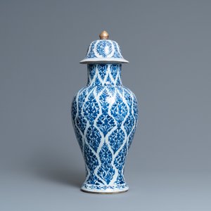 A Chinese blue and white vase and cover, Kangxi — photo 4