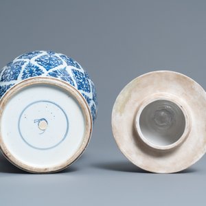 A Chinese blue and white vase and cover, Kangxi — photo 6
