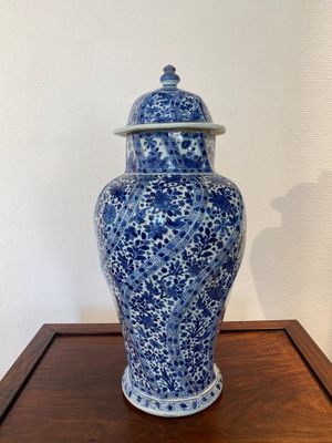 A Chinese blue and white vase and cover, Kangxi — 照片 1