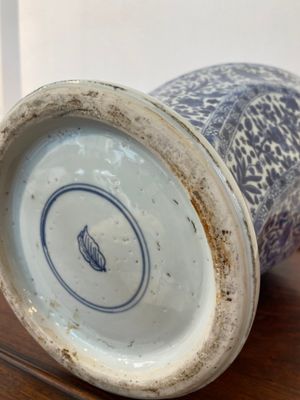 A Chinese blue and white vase and cover, Kangxi — 照片 13