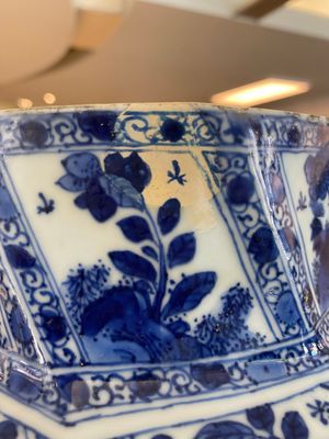 A Chinese blue and white vase and cover, Kangxi — 照片 14
