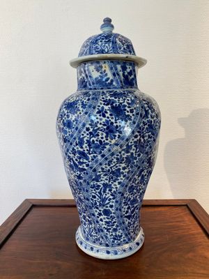 A Chinese blue and white vase and cover, Kangxi — 照片 3