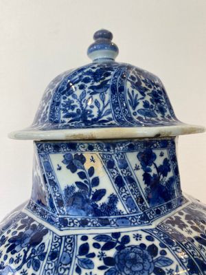 A Chinese blue and white vase and cover, Kangxi — 照片 4