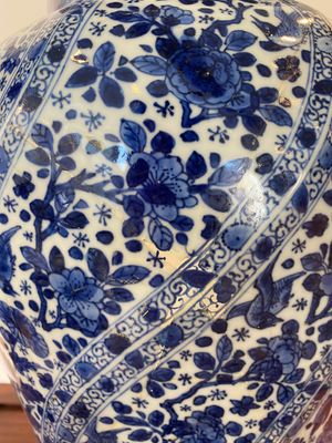 A Chinese blue and white vase and cover, Kangxi — 照片 5