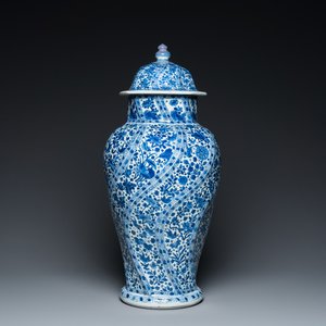 A Chinese blue and white vase and cover, Kangxi — 照片 1