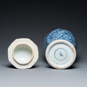 A Chinese blue and white vase and cover, Kangxi — 照片 6