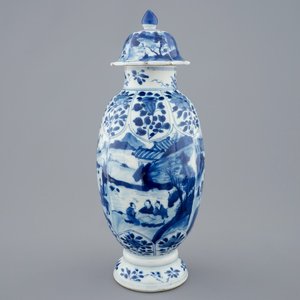 A Chinese blue and white vase and cover, Kangxi — 照片 1