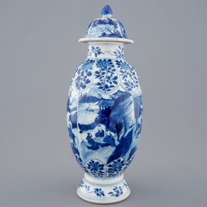 A Chinese blue and white vase and cover, Kangxi — 照片 3