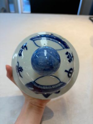 A Chinese blue and white vase and cover with calligraphy and antiquities, 19th C. — photo 14