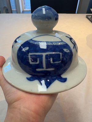 A Chinese blue and white vase and cover with calligraphy and antiquities, 19th C. — photo 15