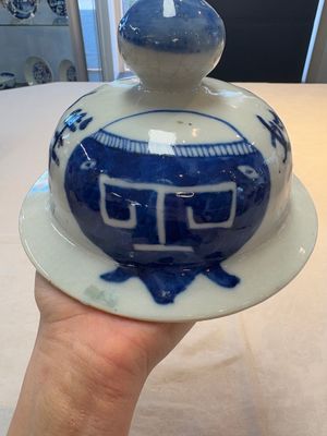 A Chinese blue and white vase and cover with calligraphy and antiquities, 19th C. — photo 17