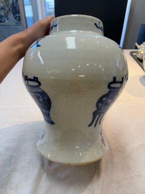 A Chinese blue and white vase and cover with calligraphy and antiquities, 19th C. — photo 3