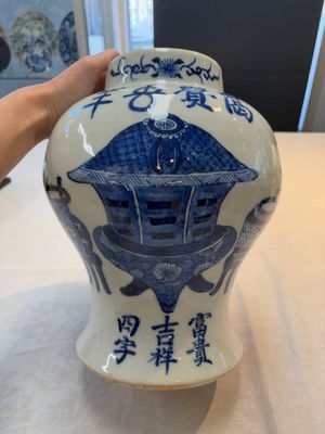 A Chinese blue and white vase and cover with calligraphy and antiquities, 19th C. — photo 4