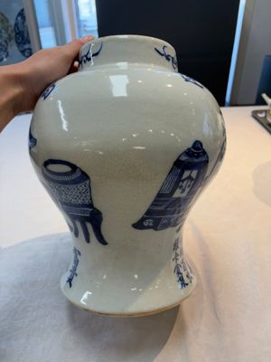 A Chinese blue and white vase and cover with calligraphy and antiquities, 19th C. — photo 5