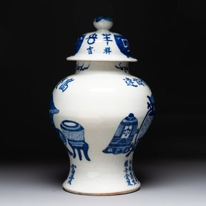 A Chinese blue and white vase and cover with calligraphy and antiquities, 19th C. — photo 2