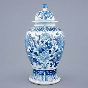 A Chinese blue and white vase and cover with dragons and peonies, 19th C. — 照片 1