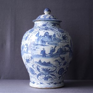 A Chinese blue and white vase and cover with figural design, Wanli — 照片 17