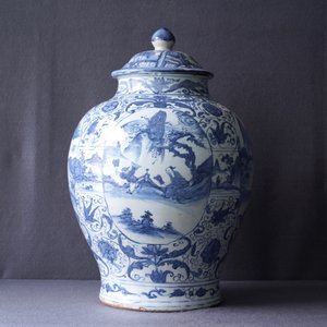 A Chinese blue and white vase and cover with figural design, Wanli — 照片 18