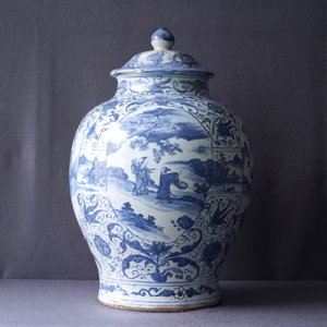A Chinese blue and white vase and cover with figural design, Wanli — 照片 19