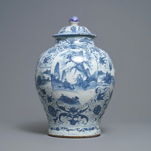 A Chinese blue and white vase and cover with figural design, Wanli — 照片 2
