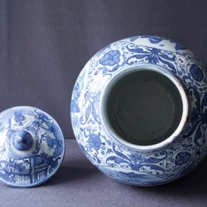 A Chinese blue and white vase and cover with figural design, Wanli — 照片 21