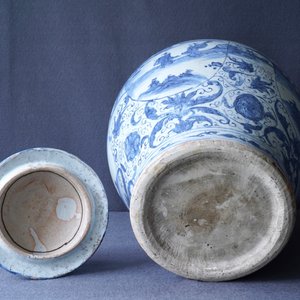 A Chinese blue and white vase and cover with figural design, Wanli — 照片 22
