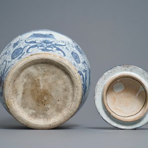 A Chinese blue and white vase and cover with figural design, Wanli — 照片 6