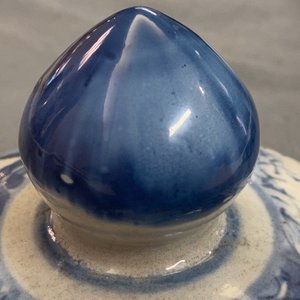 A Chinese blue and white vase and cover with figural design, Wanli — 照片 9