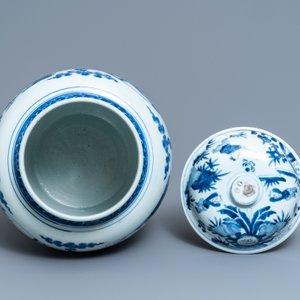 A Chinese blue and white vase and cover with figurative panels, Transitional period — photo 5