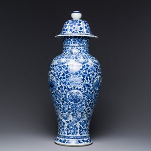 A Chinese blue and white vase and cover with floral design, Kangxi — photo 1