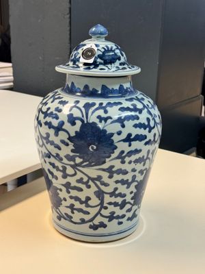 A Chinese blue and white vase and cover with floral design, Kangxi — 照片 1