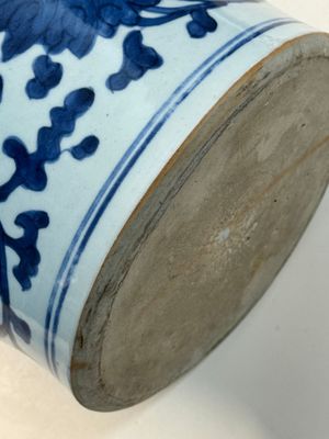 A Chinese blue and white vase and cover with floral design, Kangxi — 照片 11