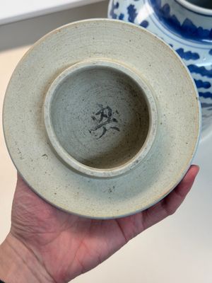 A Chinese blue and white vase and cover with floral design, Kangxi — 照片 2