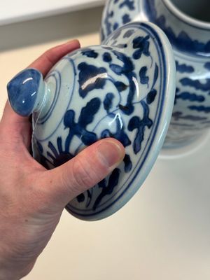 A Chinese blue and white vase and cover with floral design, Kangxi — 照片 3