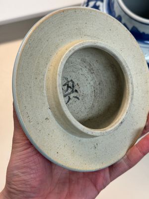 A Chinese blue and white vase and cover with floral design, Kangxi — 照片 4