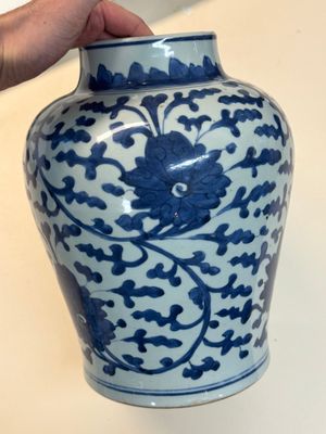 A Chinese blue and white vase and cover with floral design, Kangxi — 照片 5