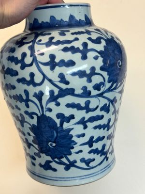 A Chinese blue and white vase and cover with floral design, Kangxi — 照片 6