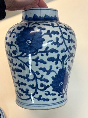 A Chinese blue and white vase and cover with floral design, Kangxi — 照片 7