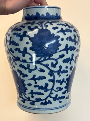 A Chinese blue and white vase and cover with floral design, Kangxi — 照片 8
