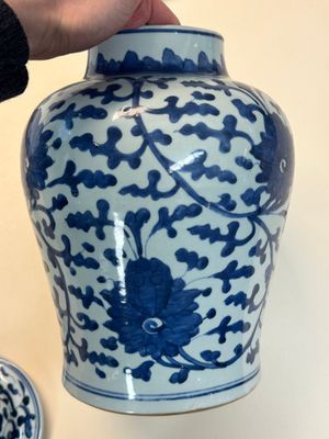 A Chinese blue and white vase and cover with floral design, Kangxi — 照片 9