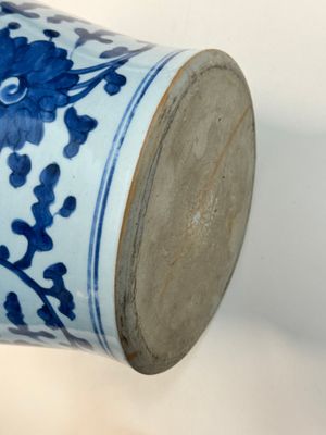A Chinese blue and white vase and cover with floral design, Kangxi — 照片 10