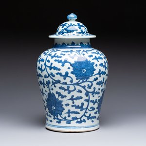 A Chinese blue and white vase and cover with floral design, Kangxi — 照片 1