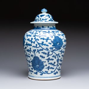 A Chinese blue and white vase and cover with floral design, Kangxi — 照片 2