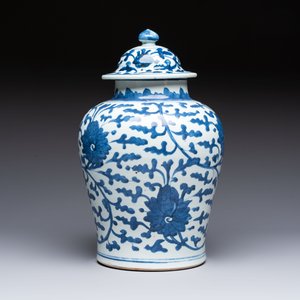A Chinese blue and white vase and cover with floral design, Kangxi — 照片 3