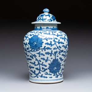 A Chinese blue and white vase and cover with floral design, Kangxi — 照片 4