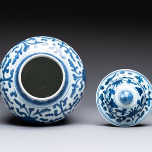 A Chinese blue and white vase and cover with floral design, Kangxi — 照片 5