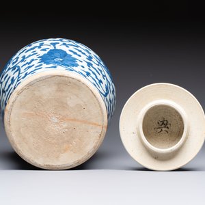 A Chinese blue and white vase and cover with floral design, Kangxi — 照片 6