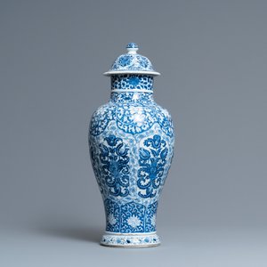 A Chinese blue and white vase and cover with floral design, Kangxi — 照片 1