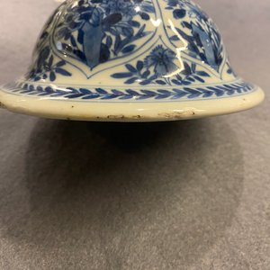 A Chinese blue and white vase and cover with floral design, Kangxi — 照片 16